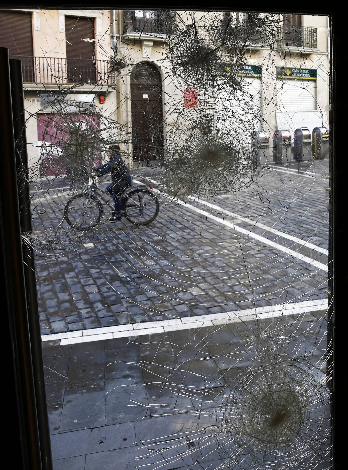 Una calle de Pamplona tras los incidentes.