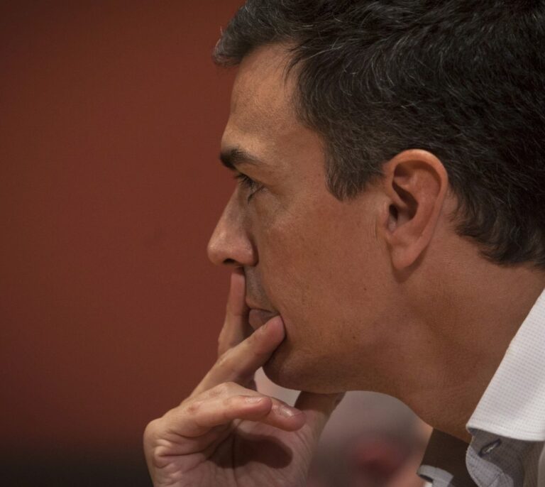 Pedro Sánchez desafía a la Gestora y mantiene su financiación con 'crowdfunding'