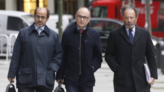 El ex vicepresidente de la Comisión Nacional del Mercado de Valores (CNMV), Fernando Restoy (centro), a su llegada a la Audiencia Nacional