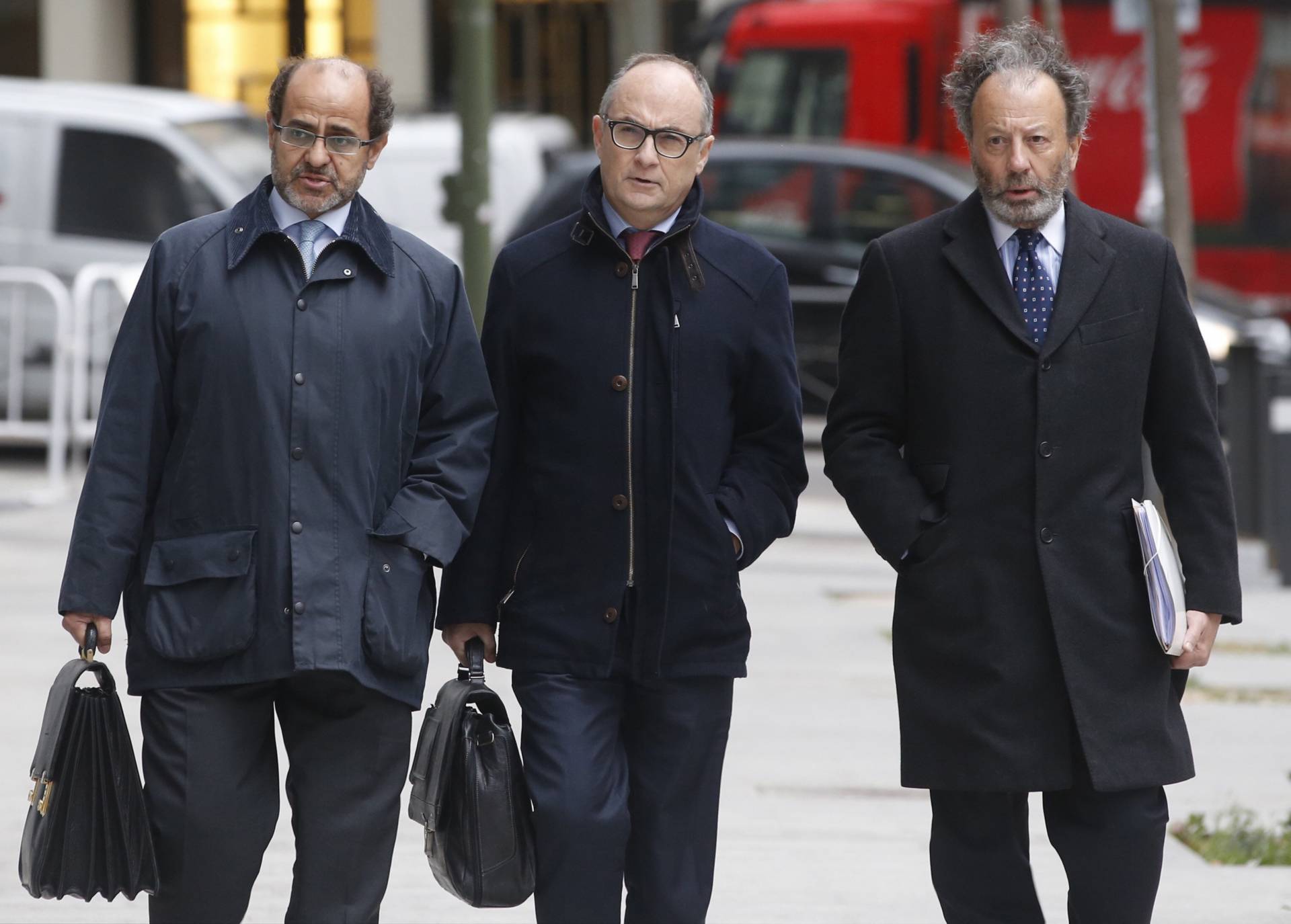 El ex vicepresidente de la Comisión Nacional del Mercado de Valores (CNMV), Fernando Restoy (centro), a su llegada a la Audiencia Nacional