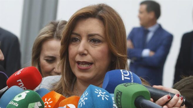 Susana Díaz atiende a los periodistas durante una visita a Huelva.