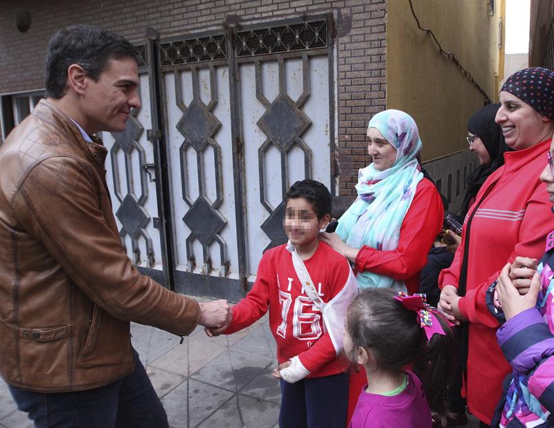 Pedro Sánchez, este lunes durante su visita al barrio de El Príncipe, en Ceuta.