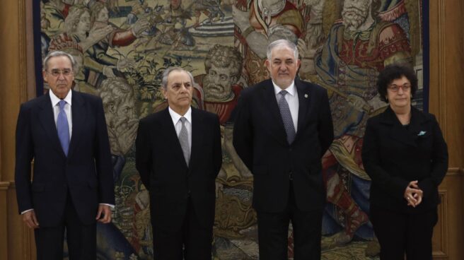 Los cuatro nuevos magistrados del Tribunal Constitucional Ricardo Enríquez (i), Alfredo Montoya (2i), Cándido Conde-Pumpido (2d) y María Luisa Balaguer (d),