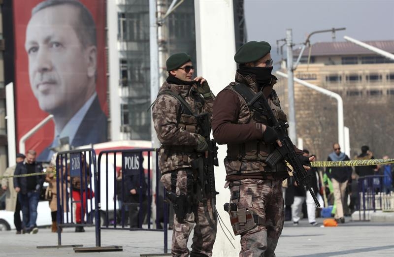 Unos soldados vigilan el centro de Estambul, empapelada con carteles electorales del presidente Erdogan.