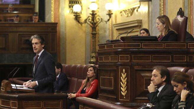 El ministro de Fomento, Íñigo de la Serna, en el Pleno del Congreso sobre el conflicto de los estibadores.