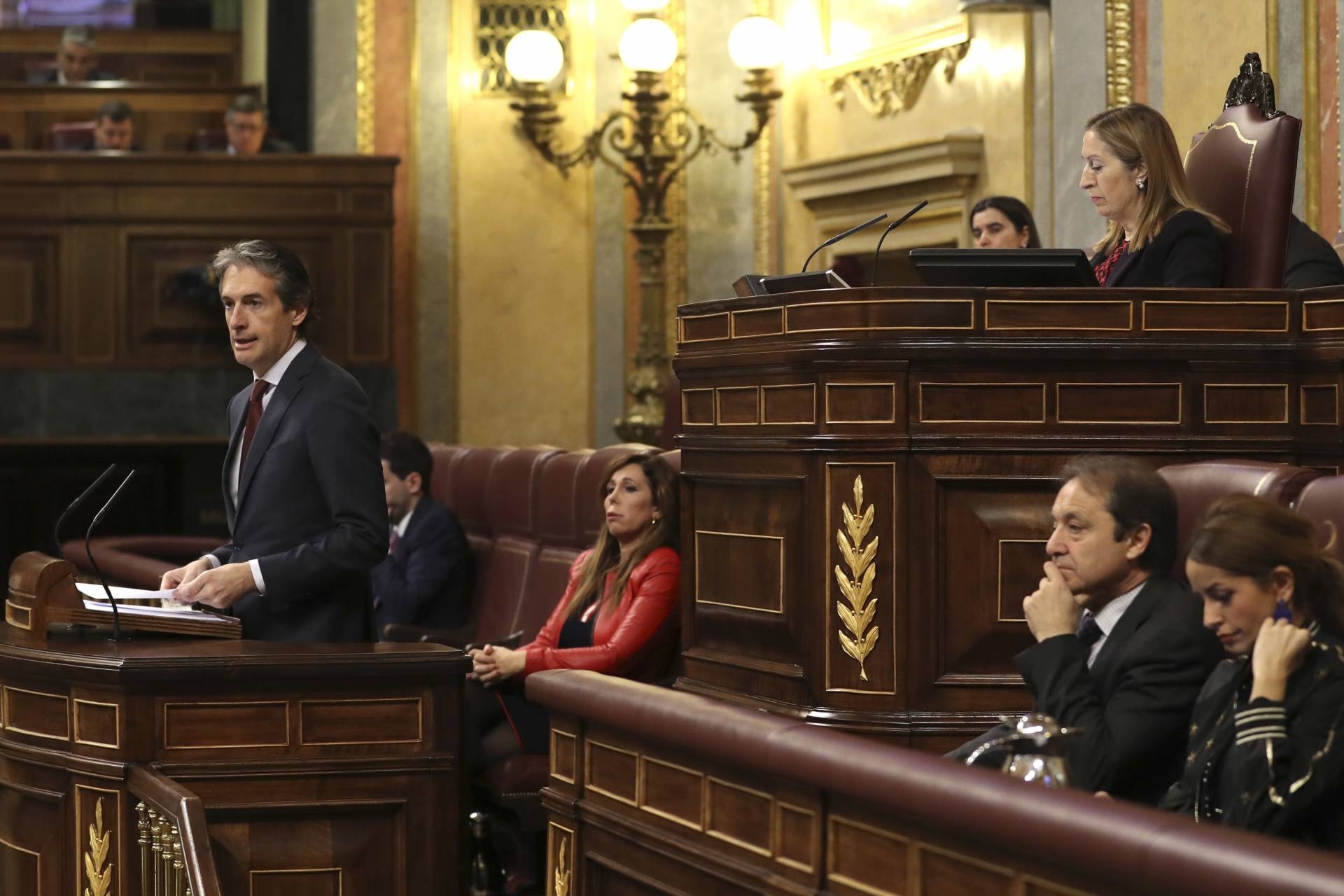 El ministro de Fomento, Íñigo de la Serna, en el Pleno del Congreso sobre el conflicto de los estibadores.