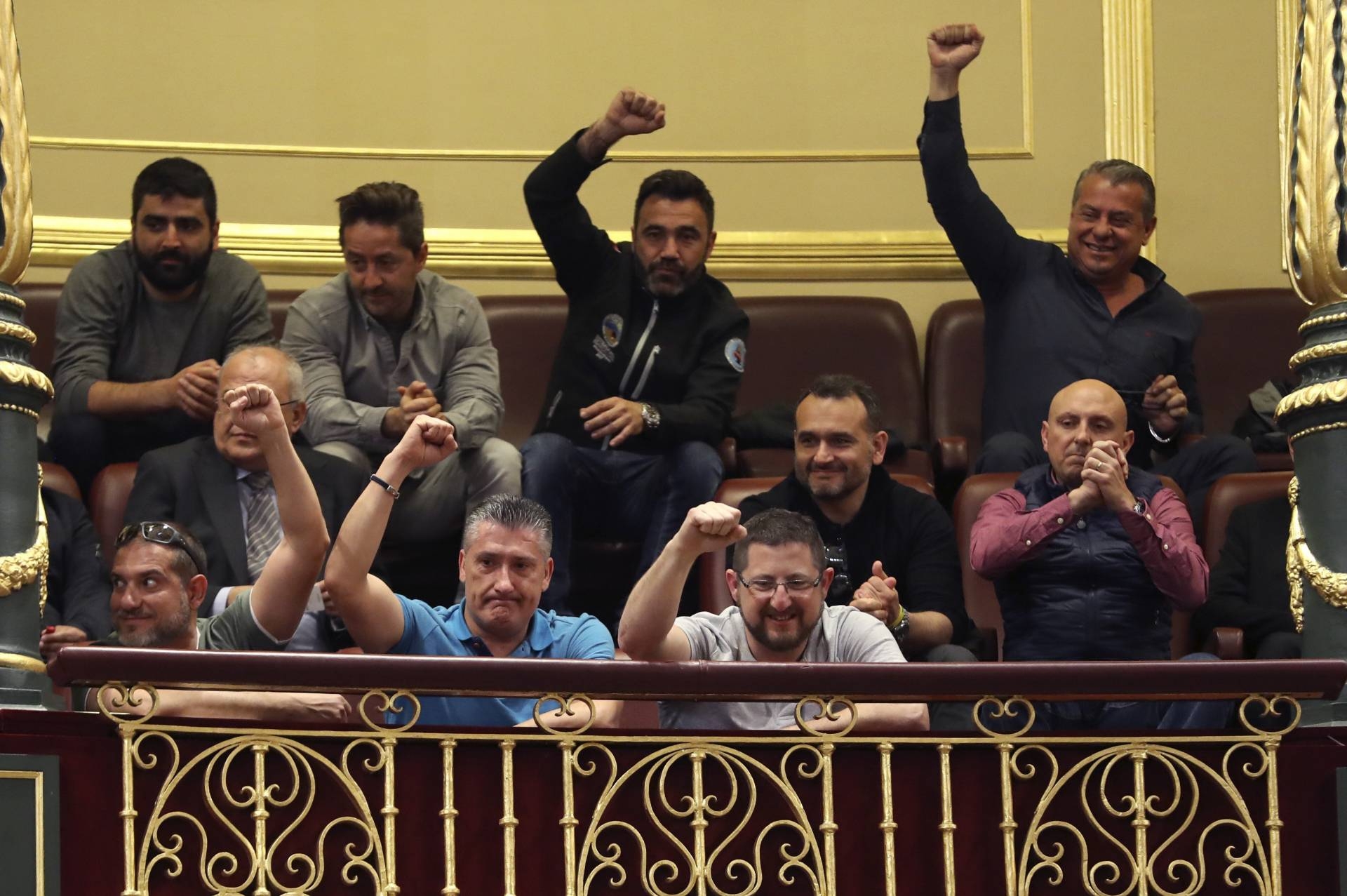 Una representación de los estibadores acudió al Congreso para asistir al Pleno donde se debate su futuro.