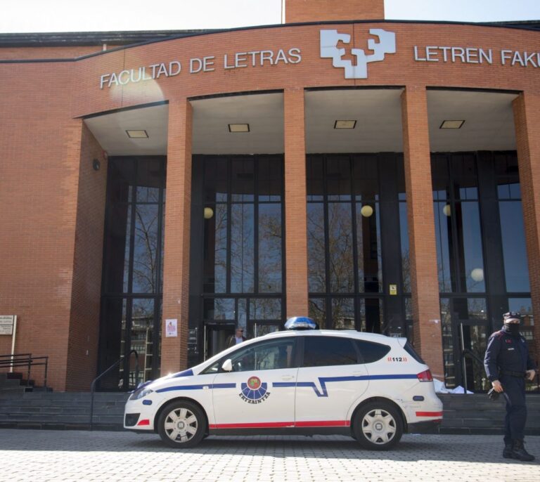 Encapuchados propinan una paliza a un joven en la Universidad por defender la unidad de España