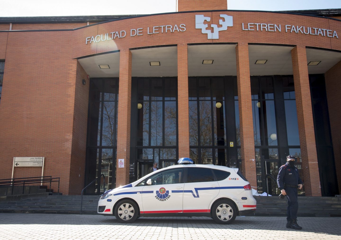 Encapuchados propinan una paliza a un joven en la Universidad por defender la unidad de España