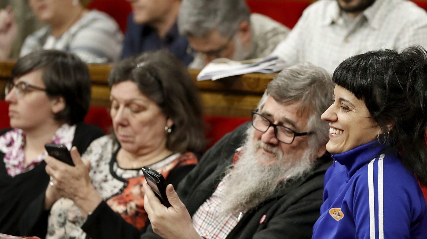 Los diputados de la CUP, durante el pleno de los presupuestos.