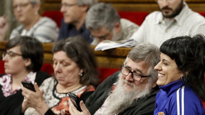 Los diputados de la CUP, durante el pleno de los presupuestos.