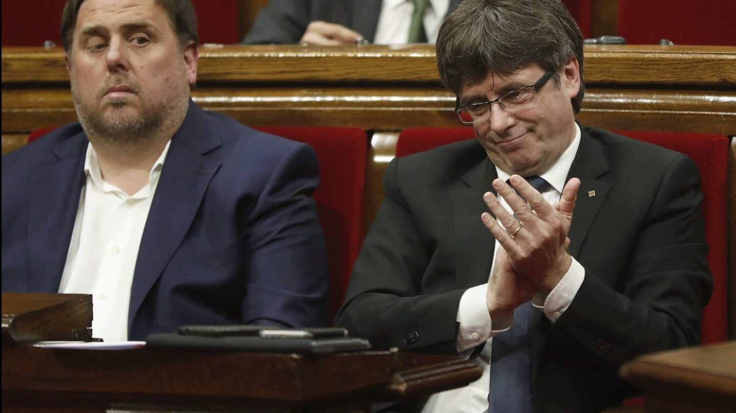 Oriol Junqueras y Carles Puigdemont, en el Parlament de Cataluña.