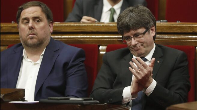 Oriol Junqueras y Carles Puigdemont, en el Parlament de Cataluña.