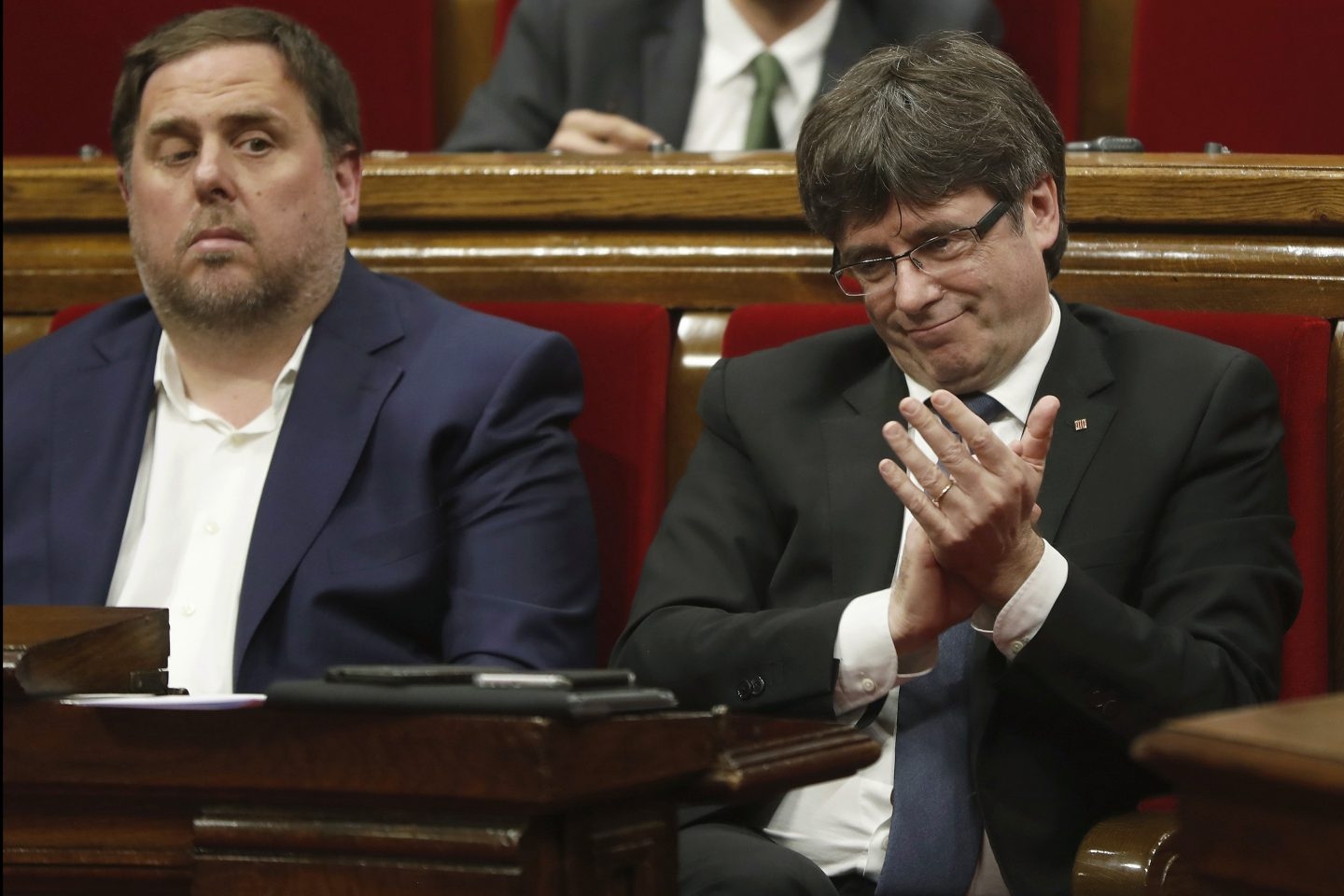 Oriol Junqueras y Carles Puigdemont, en el Parlament de Cataluña.