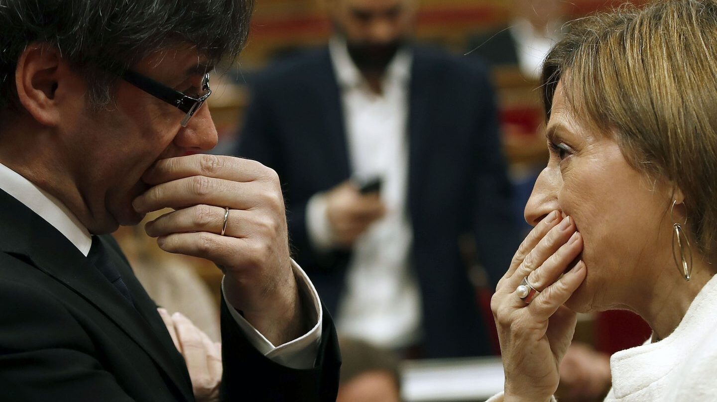 Carles Puigdemont y Carme Forcadell, en el Parlament.