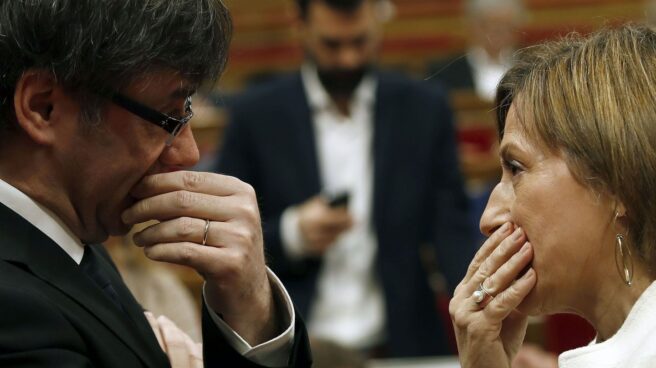 Carles Puigdemont y Carme Forcadell, en el Parlament.
