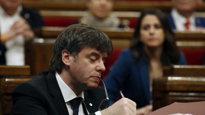 Carles Puigdemont, en el pleno del Parlament. Carles Puigdemont, en el pleno del Parlament.