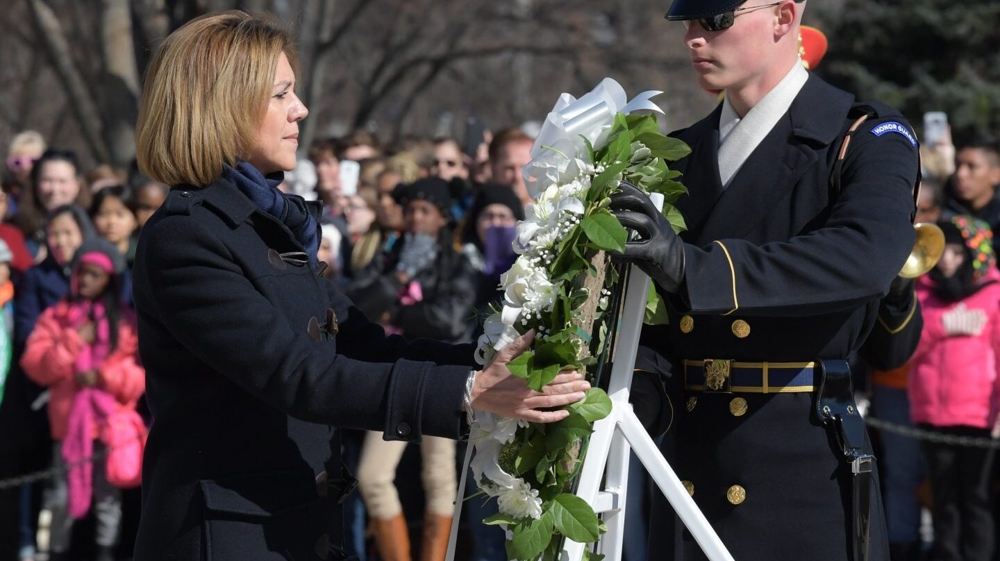 La ministra María Dolores de Cospedal, en el cementerio de Arlington.