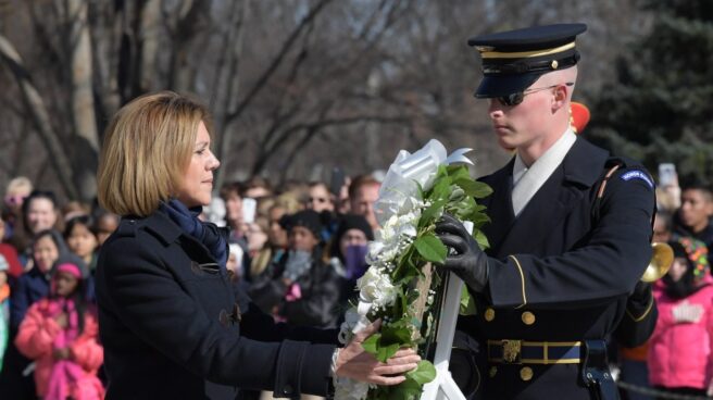 La ministra María Dolores de Cospedal, en el cementerio de Arlington.