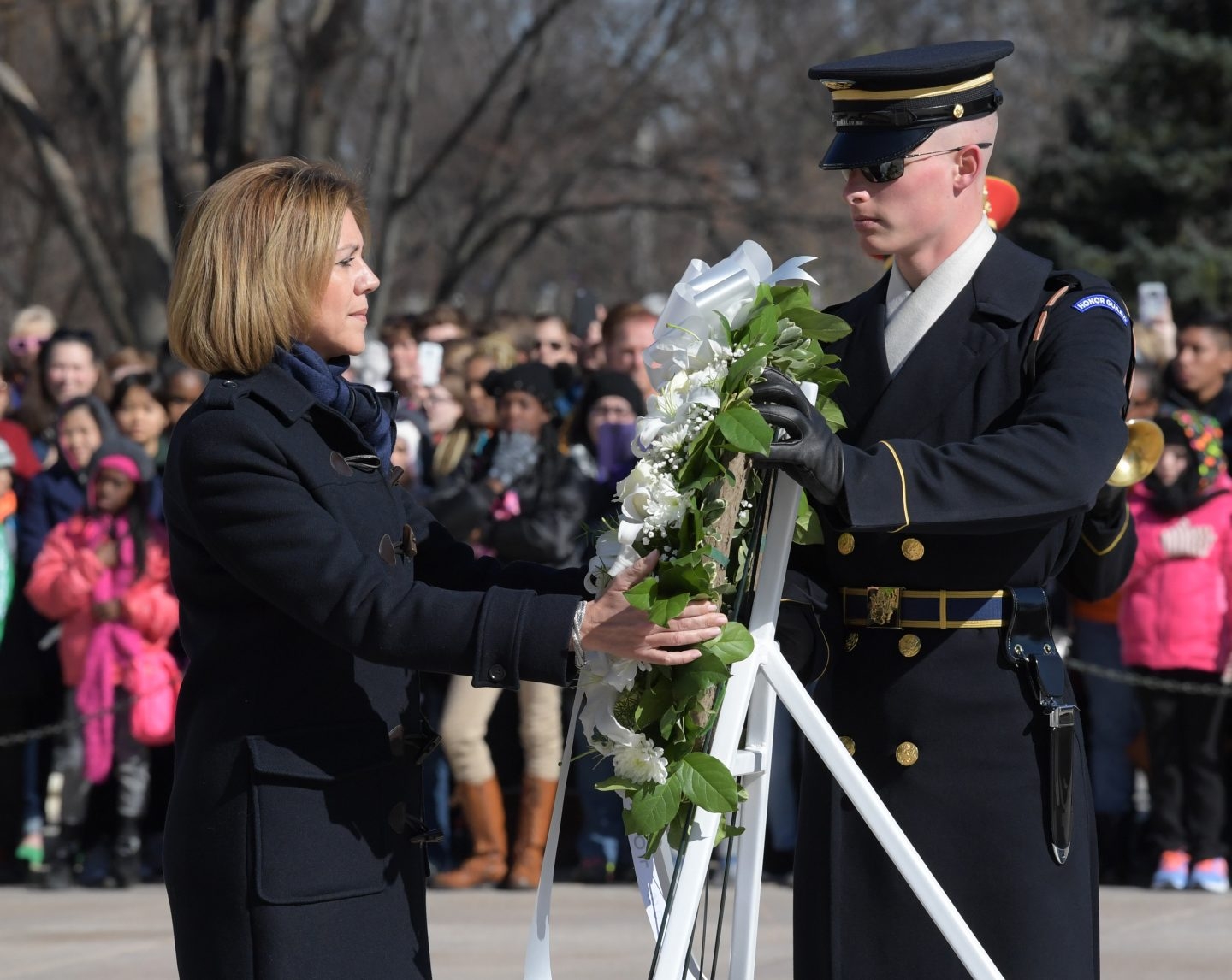 La ministra María Dolores de Cospedal, en el cementerio de Arlington.