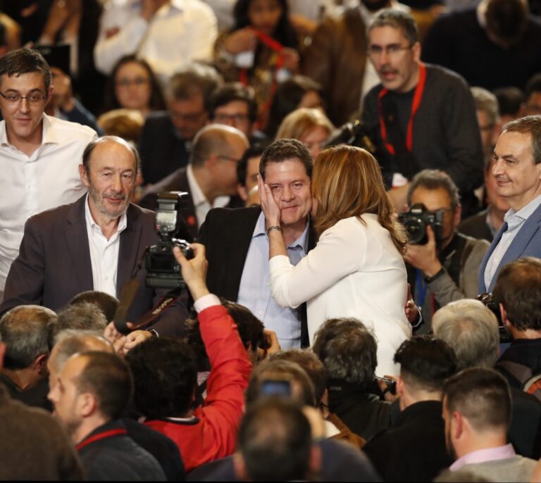 Sánchez obliga a García-Page a consultar con las bases su pacto de gobierno con Podemos