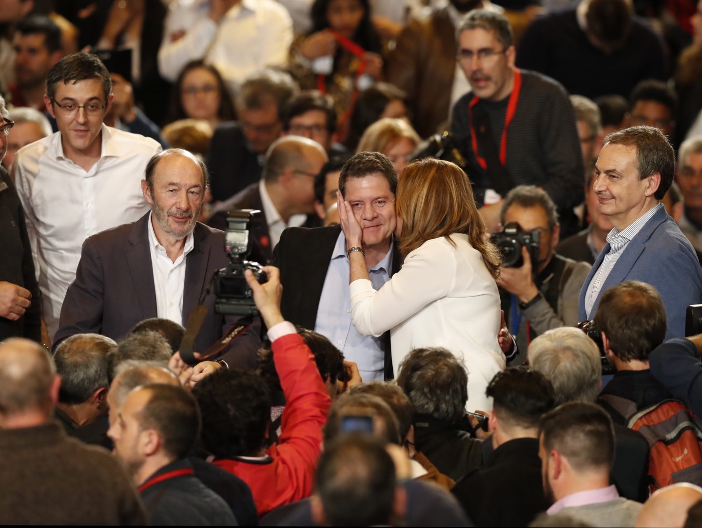 Susana Díaz besa a García-Page ante Madina, Rubalcaba y Zapatero.