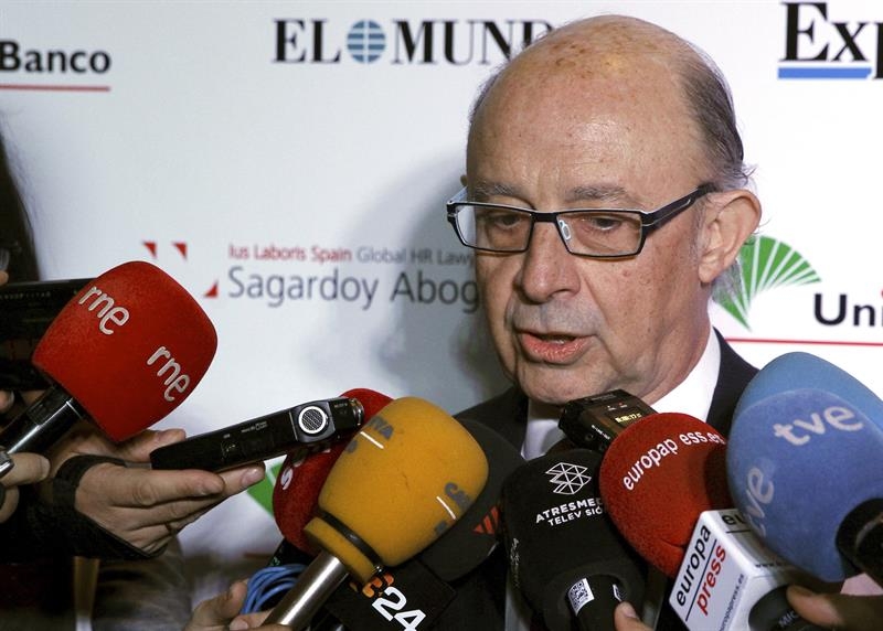 Montoro abre la puerta a perdonar parte de la deuda de las comunidades autónomas