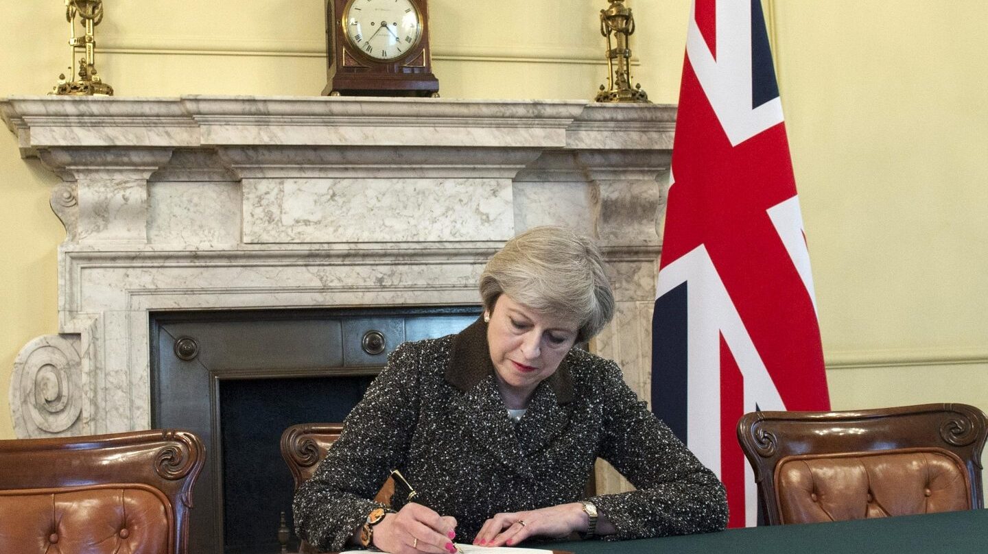 La primera ministra británica, Theresa May, firma el documento en el que se activa el Brexit.