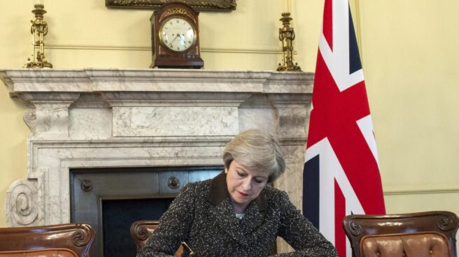 La primera ministra británica, Theresa May, firma el documento en el que se activa el Brexit.