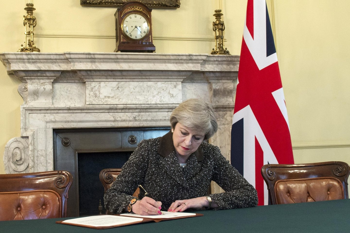 La primera ministra británica, Theresa May, firma el documento en el que se activa el Brexit.