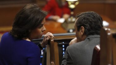 Santamaría azota a Podemos y Echenique dice que el PP se orina en el Parlamento