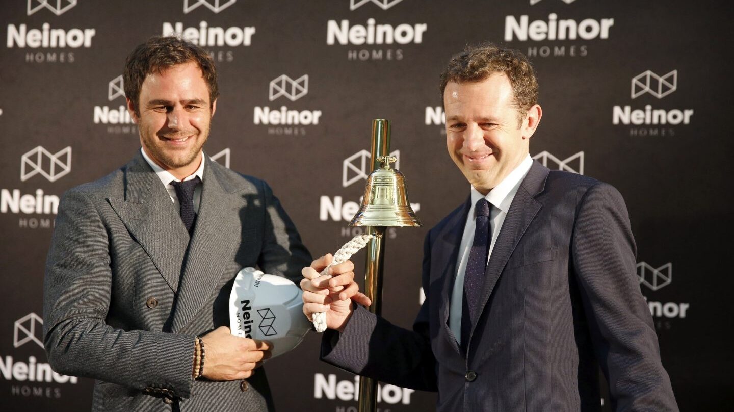 Juan Pepa (izq.), responsable de Lone Star en España, y Juan Velayos (dcha), consejero delegado de Neinor Homes, durante la salida a bolsa de Neinor en Bilbao.