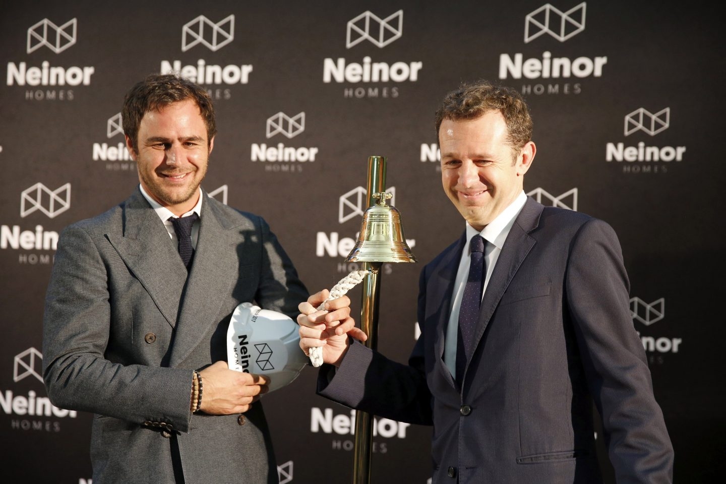 Juan Pepa (izq.), responsable de Lone Star en España, y Juan Velayos (dcha), consejero delegado de Neinor Homes, durante la salida a bolsa de Neinor en Bilbao.