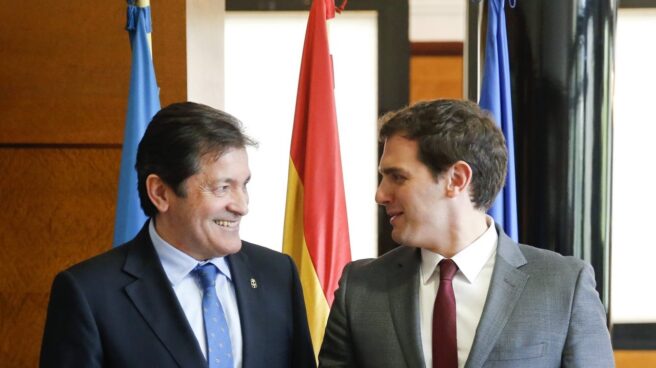 El presidente del Principado de Asturias y de la gestoria del PSOE, Javier Fernández, junto al líder de Ciudadanos, Albert Rivera.