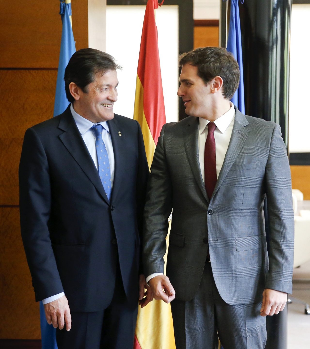 El presidente del Principado de Asturias y de la gestoria del PSOE, Javier Fernández, junto al líder de Ciudadanos, Albert Rivera.