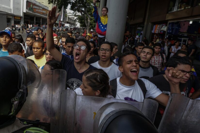 Manifestantes en Caracas contra la decisión del Tribunal Supremo de asumir las competencias del Parlamento.