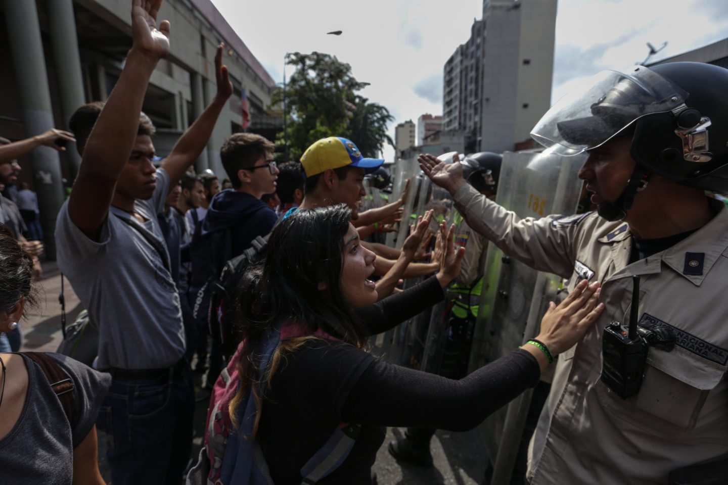 Manifestantes en Caracas contra la decisión del Tribunal Supremo de asumir las competencias del Parlamento.