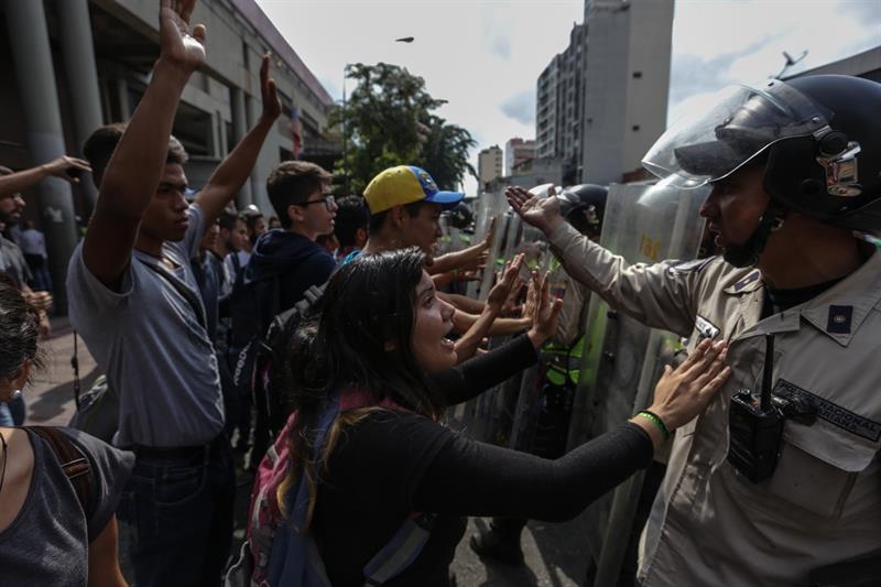 Unos estudiantes protestan contra la decisión del Supremo contra la Asamblea Nacional de Venezuela, en Caracas.