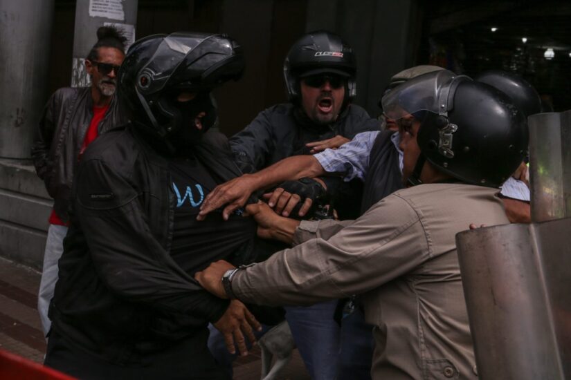 Manifestantes en Caracas contra la decisión del Tribunal Supremo de asumir las competencias del Parlamento.