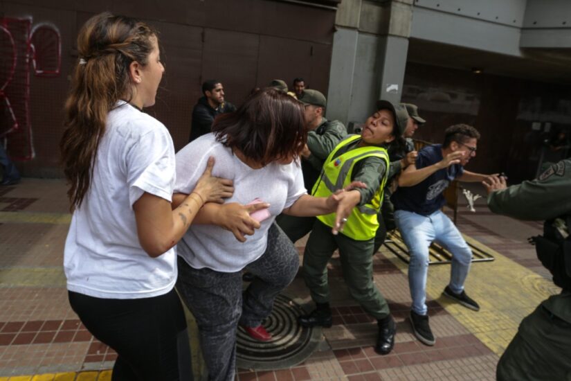 Manifestantes en Caracas contra la decisión del Tribunal Supremo de asumir las competencias del Parlamento.