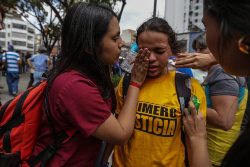 Manifestantes en Caracas contra la decisión del Tribunal Supremo de asumir las competencias del Parlamento.