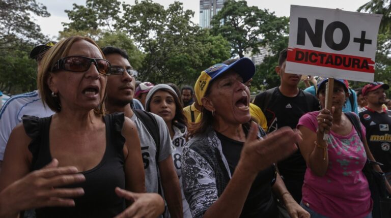 Manifestantes en Caracas contra la decisión del Tribunal Supremo de asumir las competencias del Parlamento.