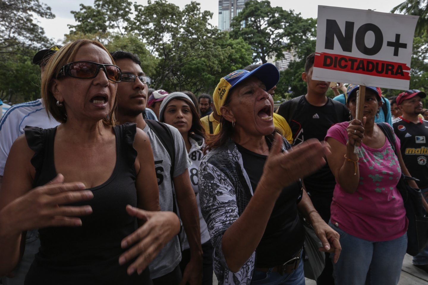 Manifestantes en Caracas contra la decisión del Tribunal Supremo de asumir las competencias del Parlamento.