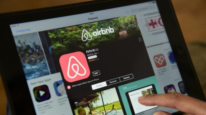 Airbnb Un usuario utilizando la aplicación de Airbnb en su tableta.