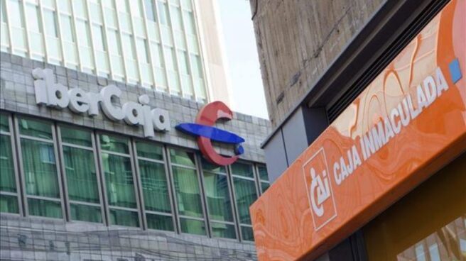 CAI Una de las sucursales de Caja Inmaculada, frente a una oficina de Ibercaja.