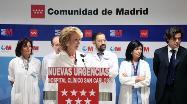 Esperanza-Aguirre-Güemes Aguirre, en la inauguración de las Urgencias del Clínico San Carlos con personal médico y el entonces consejero Güemes.