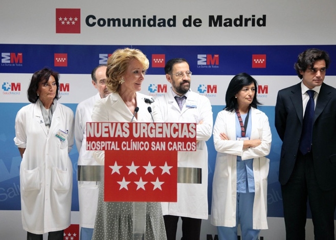 Aguirre, en la inauguración de las Urgencias del Clínico San Carlos con personal médico y el entonces consejero Güemes.