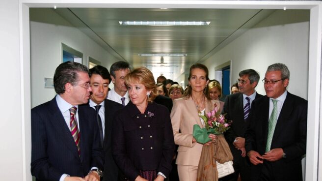 Aguirre, con la Infanta Elena y los consejeros González y Granados, entre otros, en la inauguración del Hospital de Valdemoro.