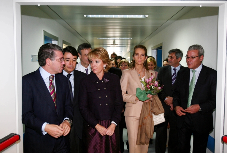 Aguirre, con la Infanta Elena y los consejeros González y Granados, entre otros, en la inauguración del Hospital de Valdemoro.