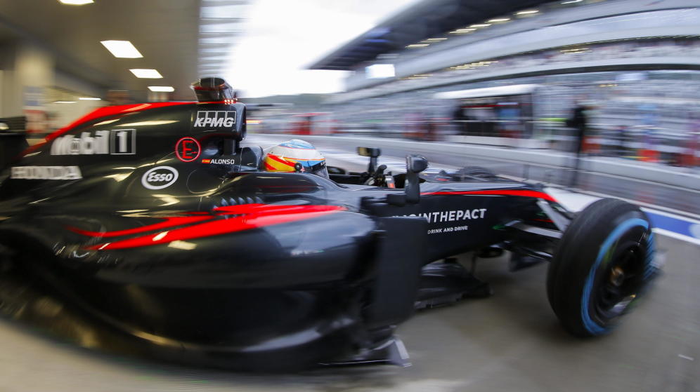 Fernando Alonso, saliendo de su box durante el pasado Gran Premio de Sochi.